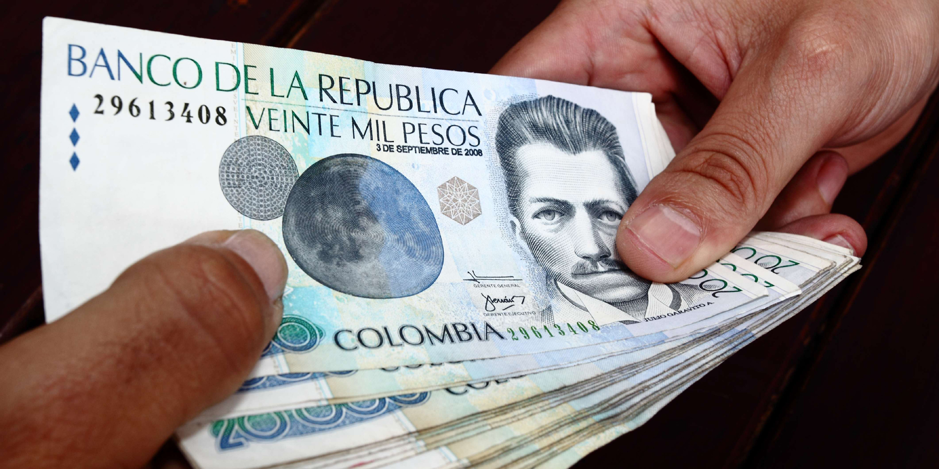 Resultado de imagen para pago con billetes colombianos
