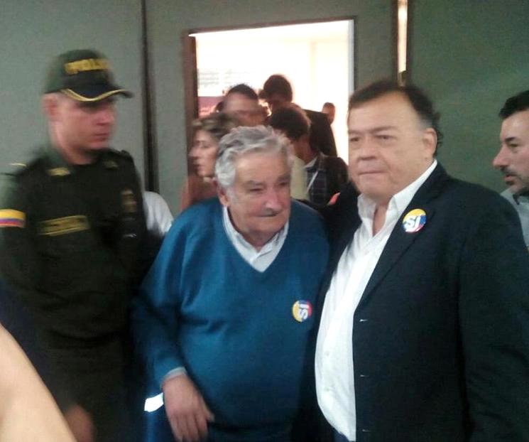 “Pepe” Mujica. A su derecha Víctor Báez, de la CSA.