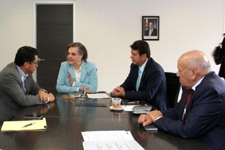  Clara López con los presidentes de CUT, CGT y CTC.