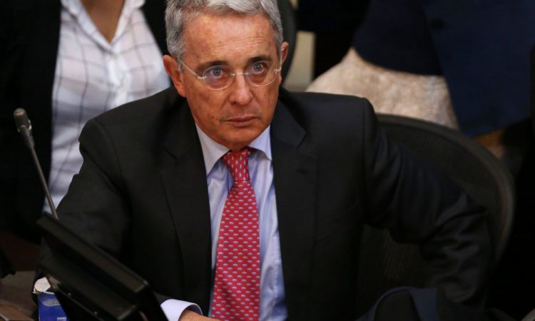 Las cortinas de humo de Uribe y el centro democrático.